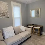 Retreat Suite 4 - Downtown Getaway