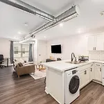 Upscale Abode - Brand New Corporate Apt Downtown
