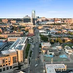 King Suite With Walking Distance To Night Life