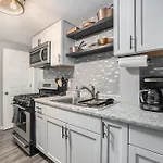 The Downtown Delight - New Corporate Apt Downtown
