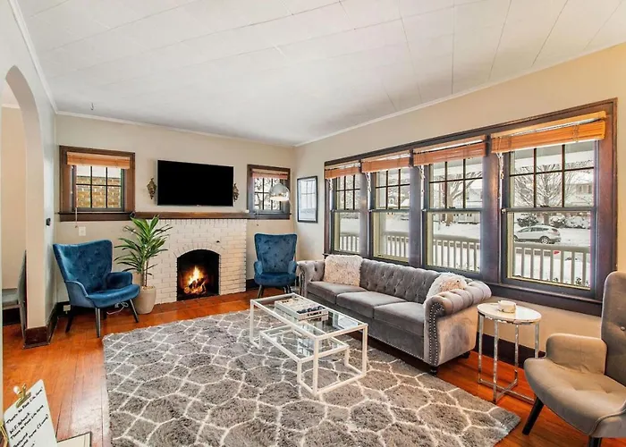 Downtown Gr Gem Sleeps 16 Gameroom Huge Backyard