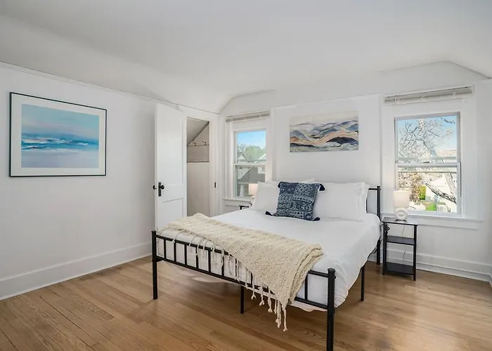 Contemporary Quarters - Modern Corporate Housing