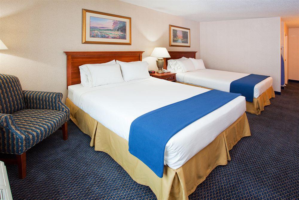 Hotel Express & Grand Rapids-north By Ihg 2*