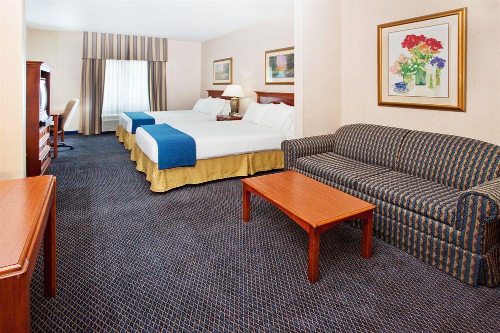 Hotel Express & Grand Rapids-north By Ihg 2*