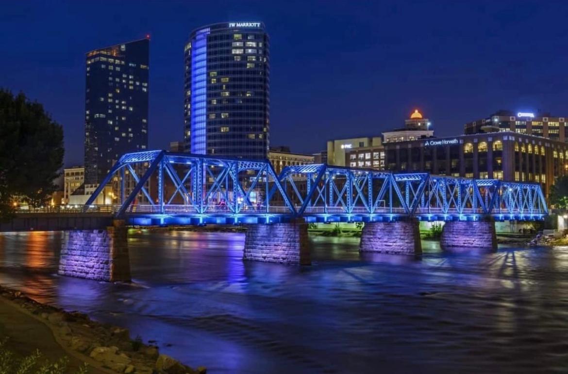 Breath Taking 2Br 2B Condo In The Heart Of Downtown Grand Rapids Apartment