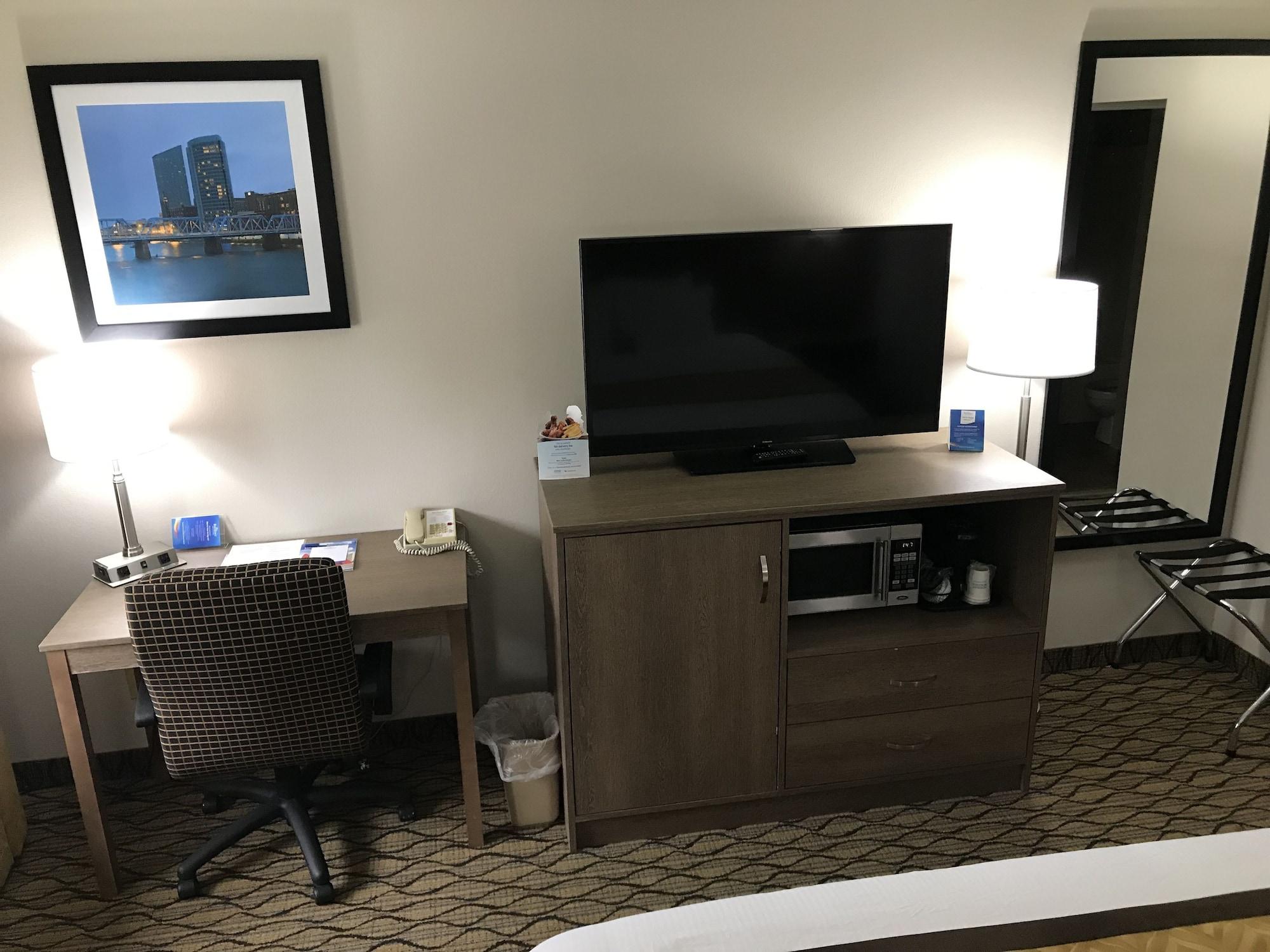 Baymont By Wyndham Airport Hotel 2*