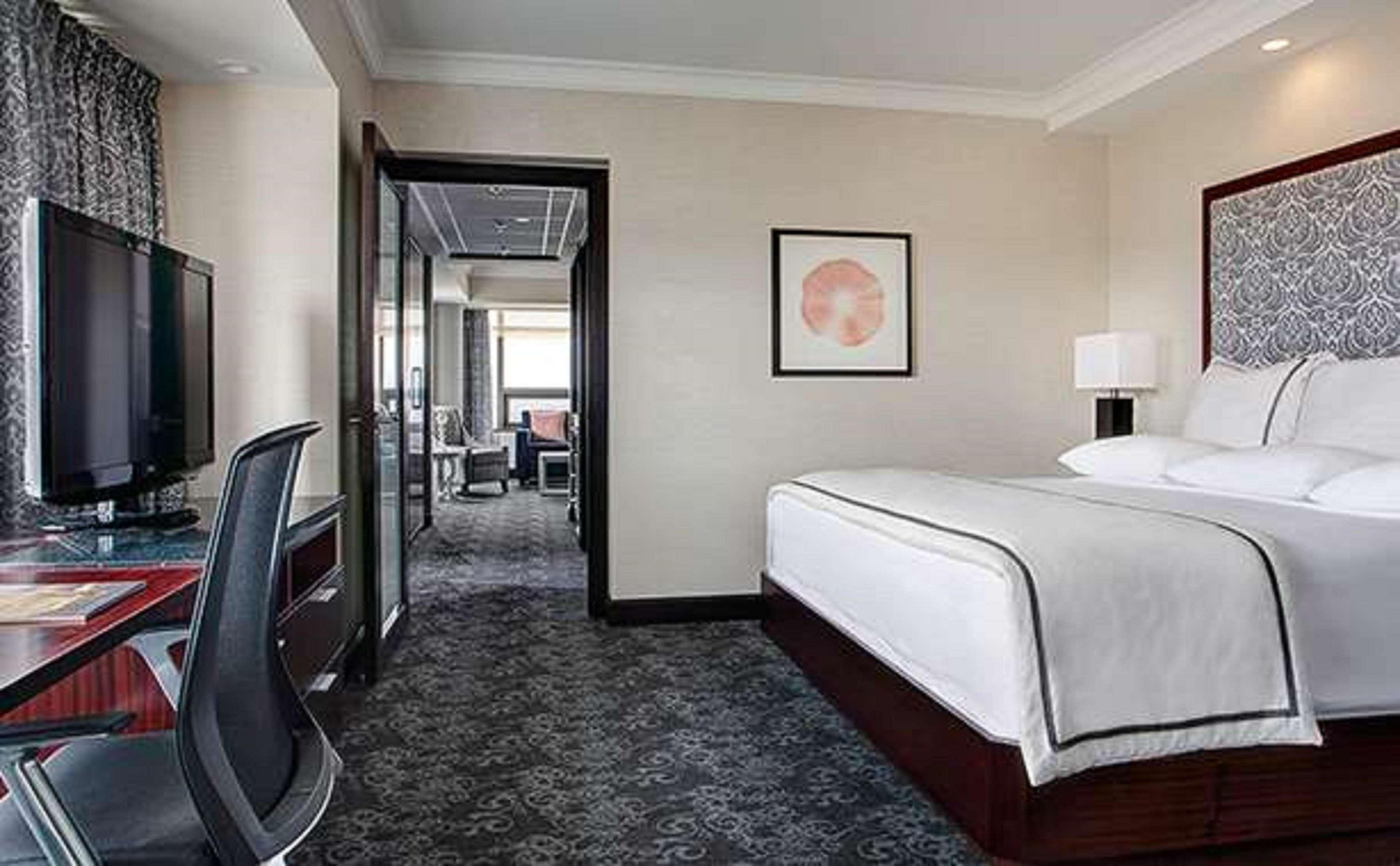 Amway Grand Plaza Hotel, Curio Collection By Hilton Hotel 4*