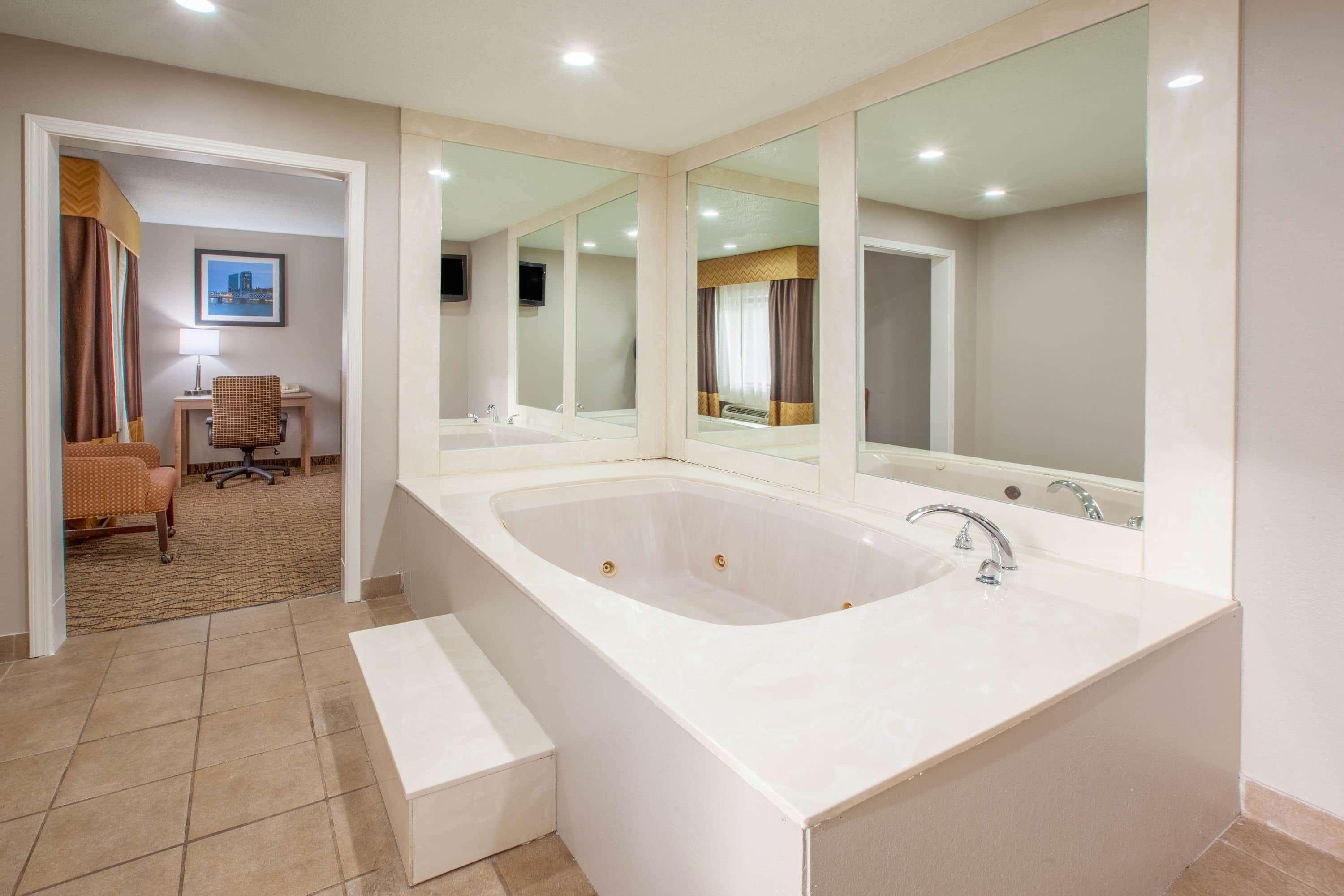 Baymont By Wyndham Airport Grand Rapids