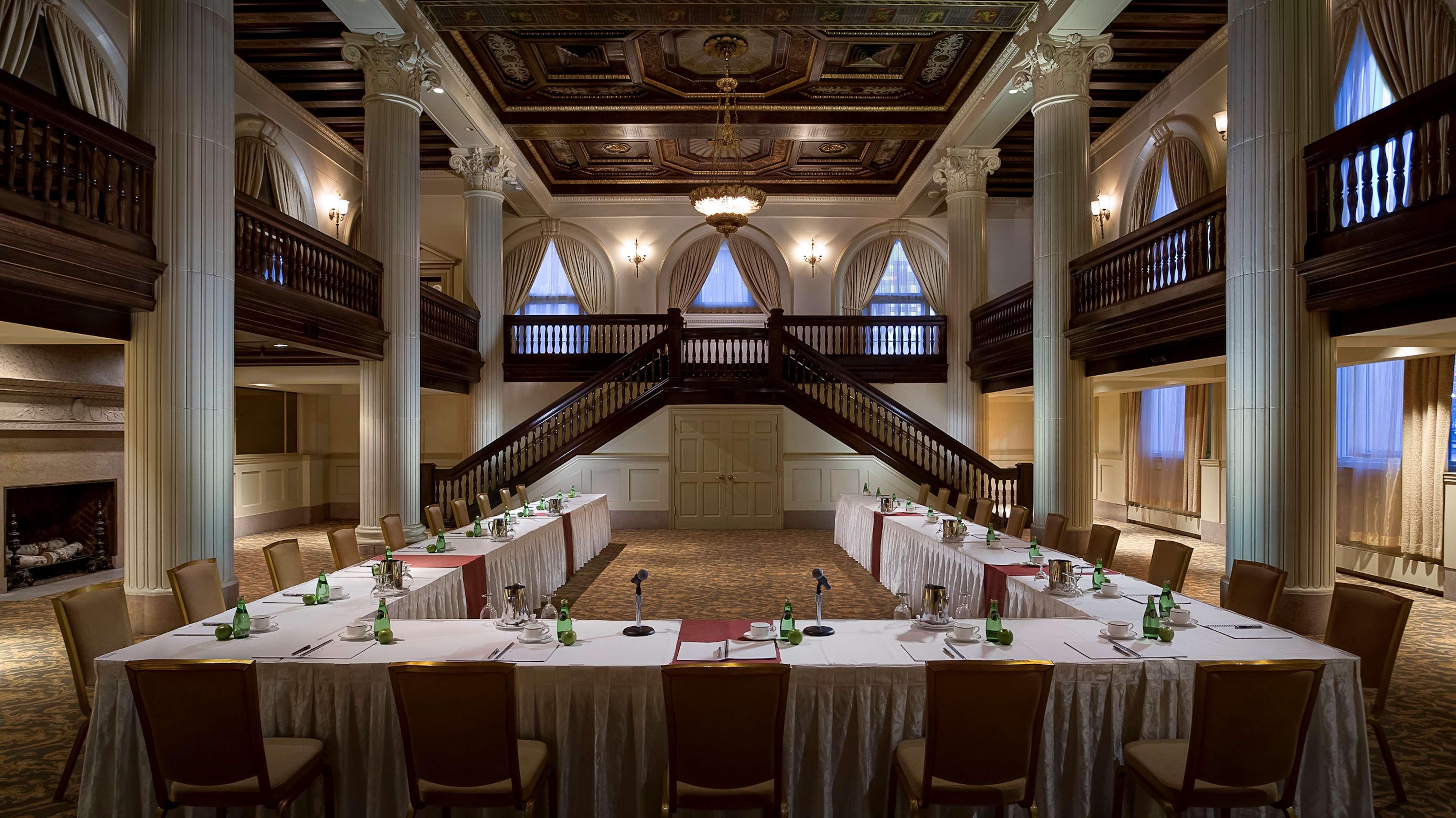 Hotel Amway Grand Plaza Hotel, Curio Collection By Hilton