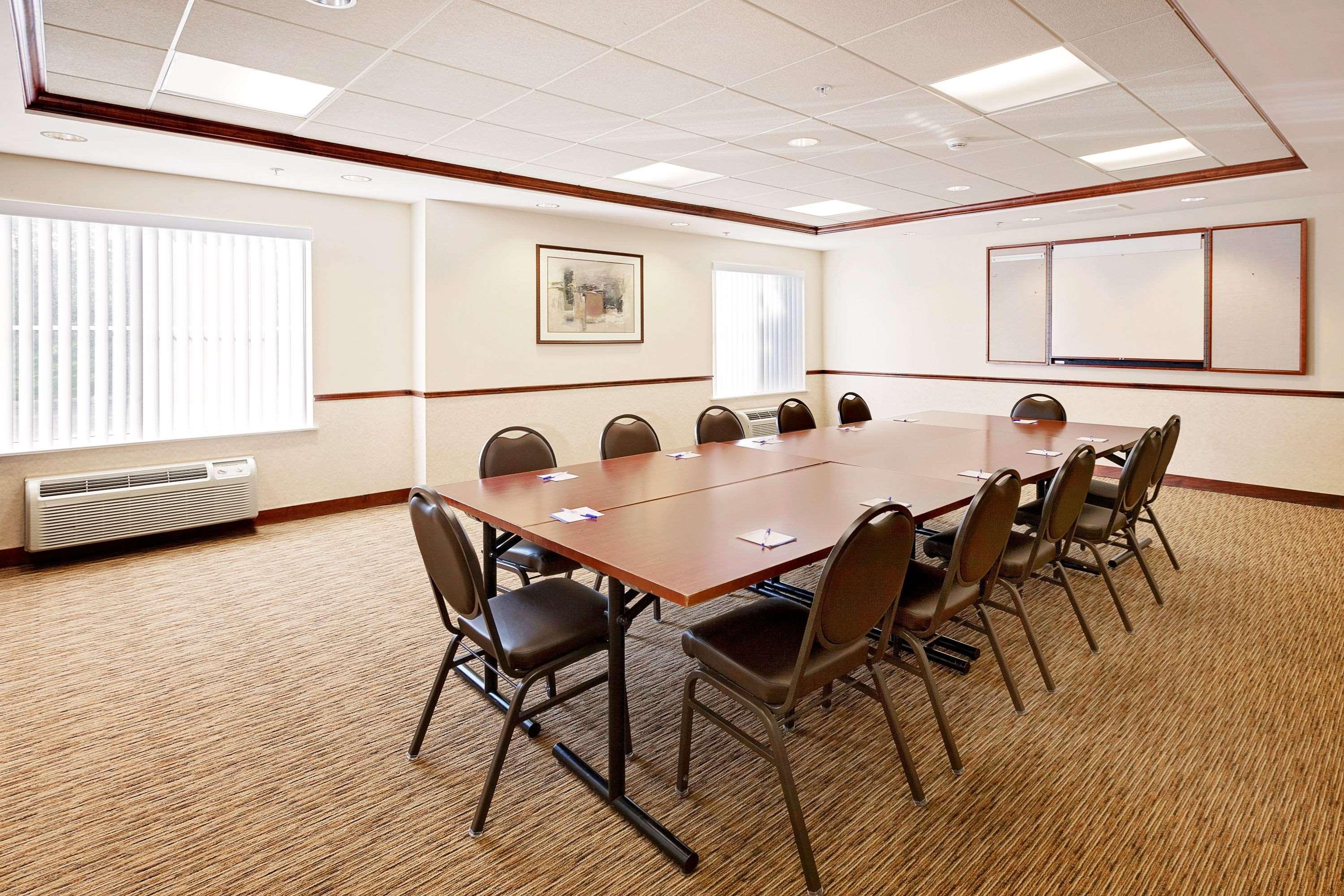Hotel Western Byron Center 3*