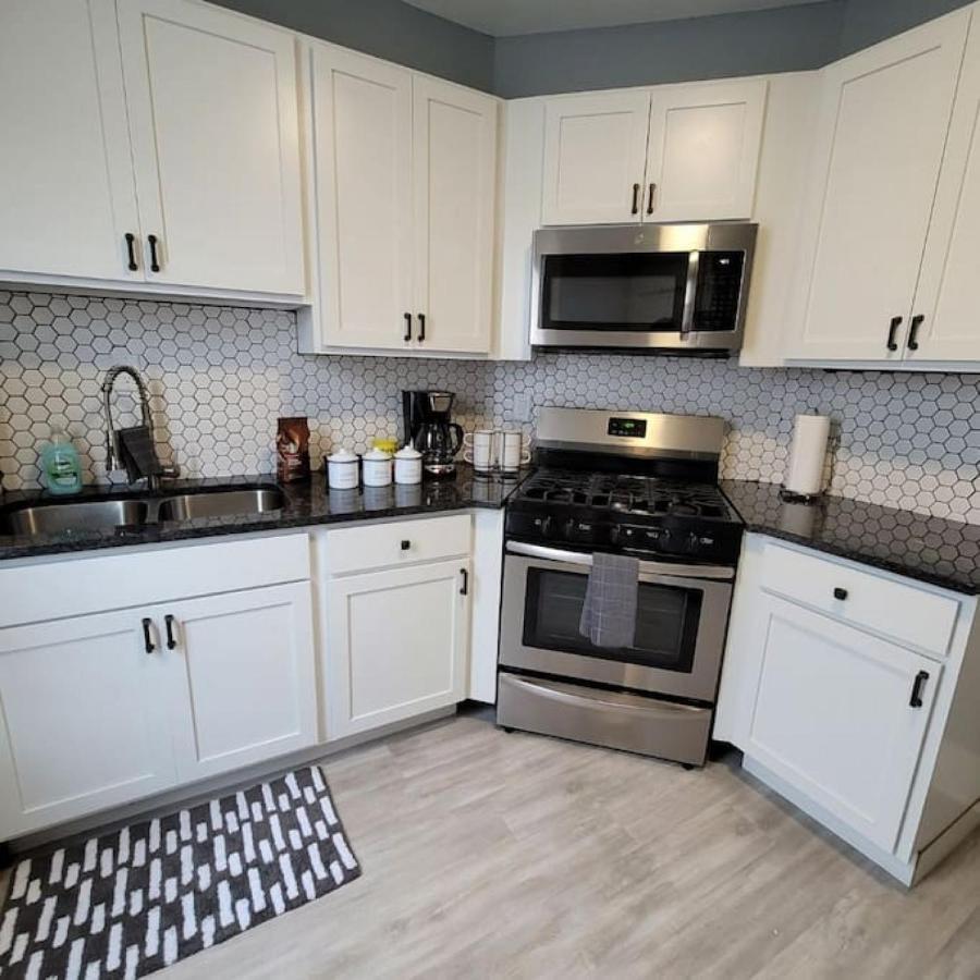 Retreat 4 - Downtown Getaway Apartment *