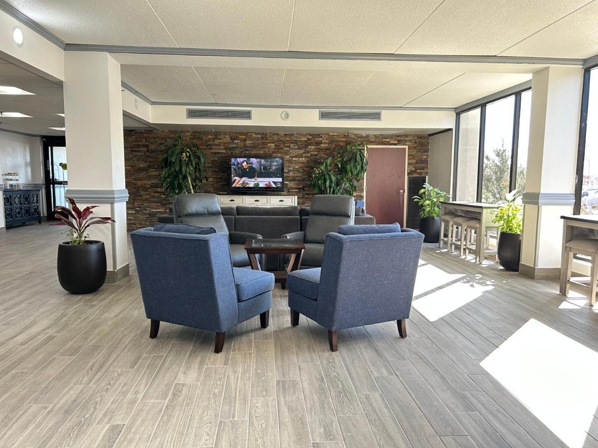 Clarion & Airport Hotel Grand Rapids