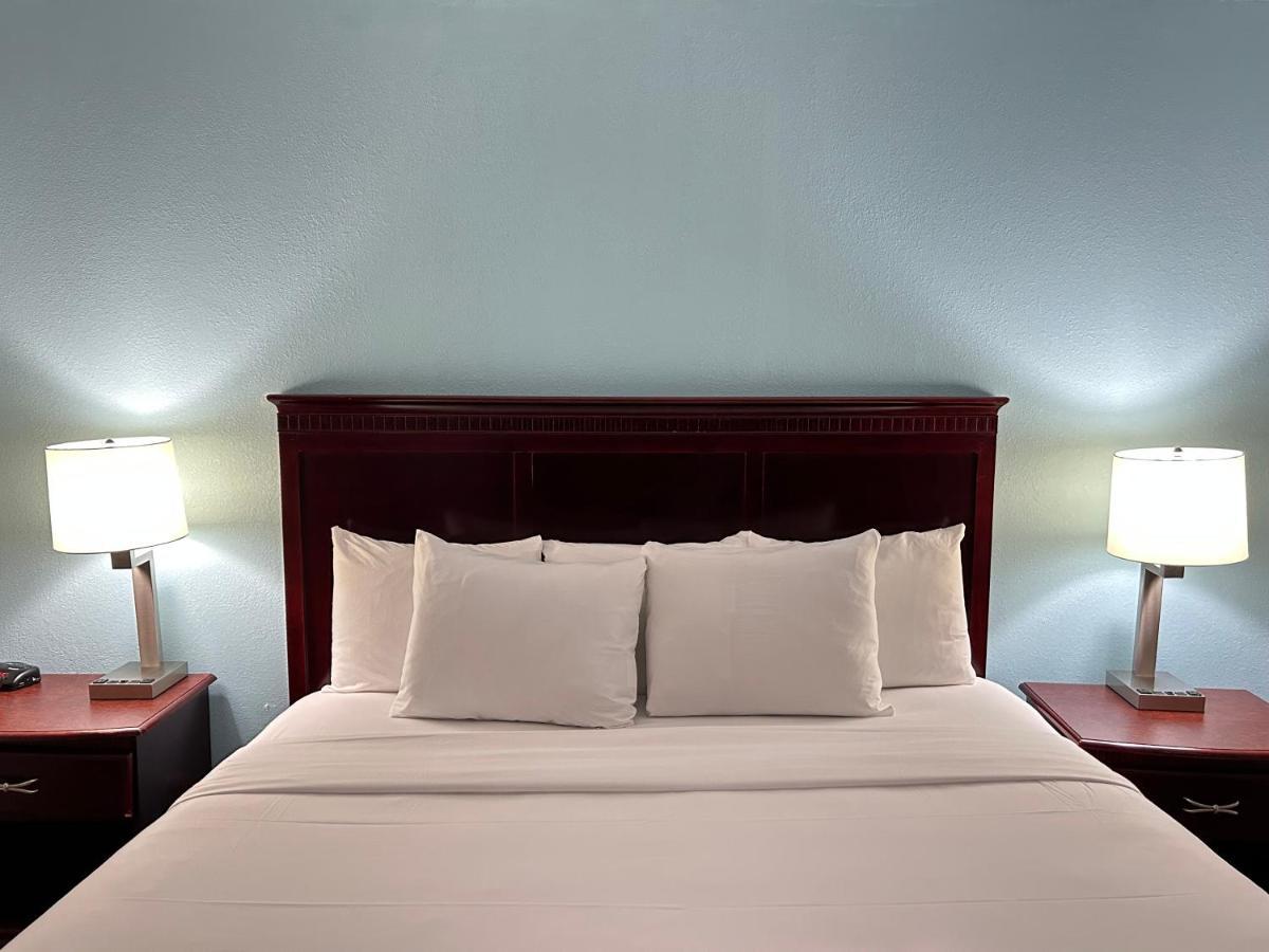 Hotel Clarion & Airport 3*