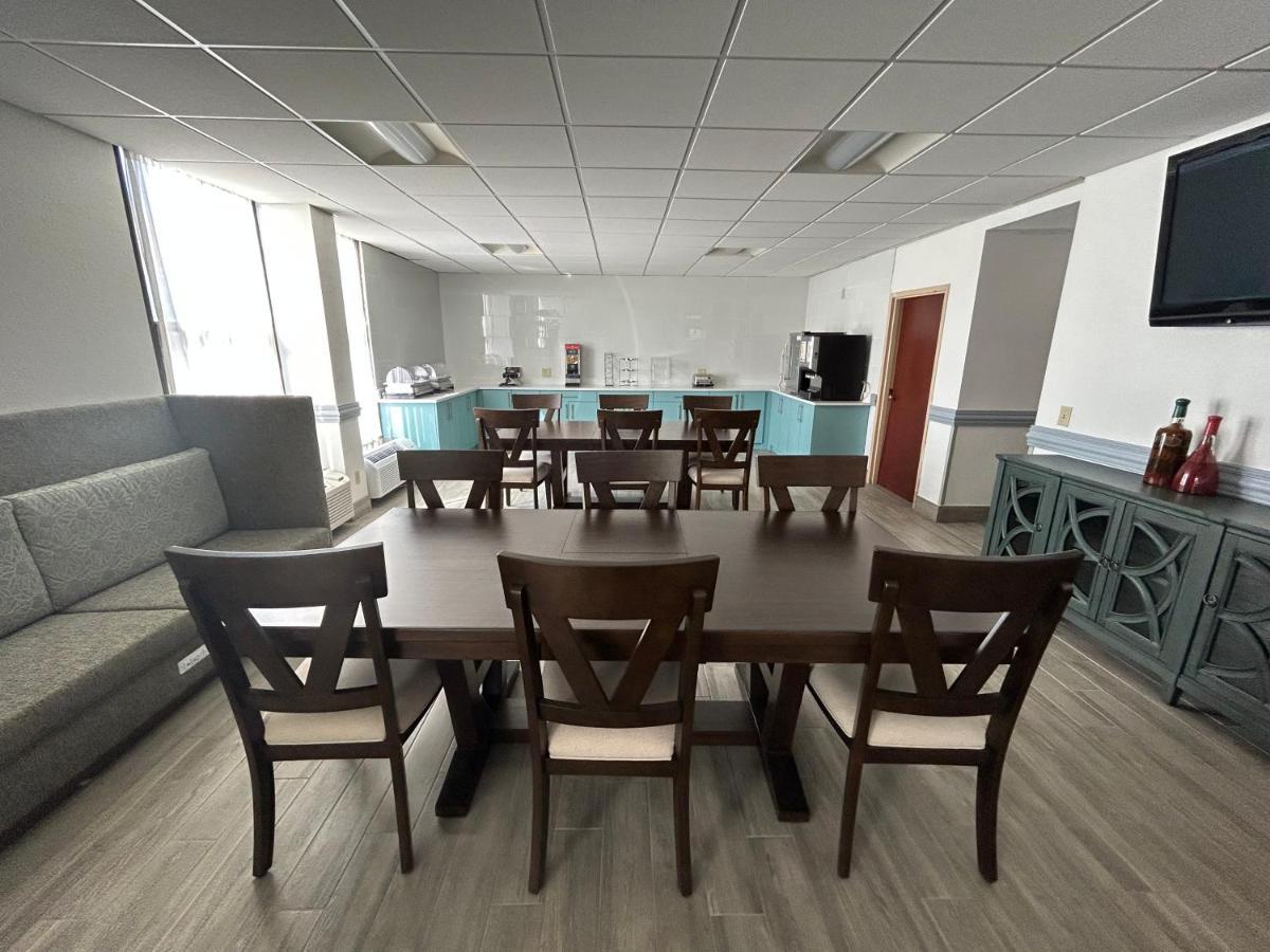 Clarion & Airport Hotel Grand Rapids