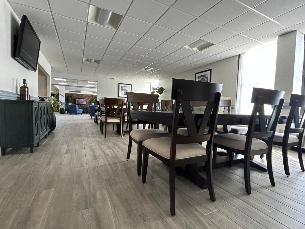 Clarion & Airport Hotel Grand Rapids