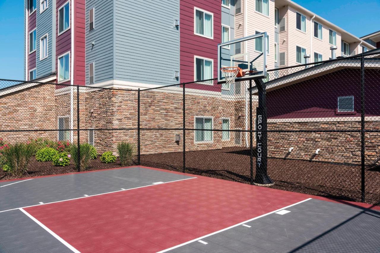By Marriott Grand Rapids Airport 3*