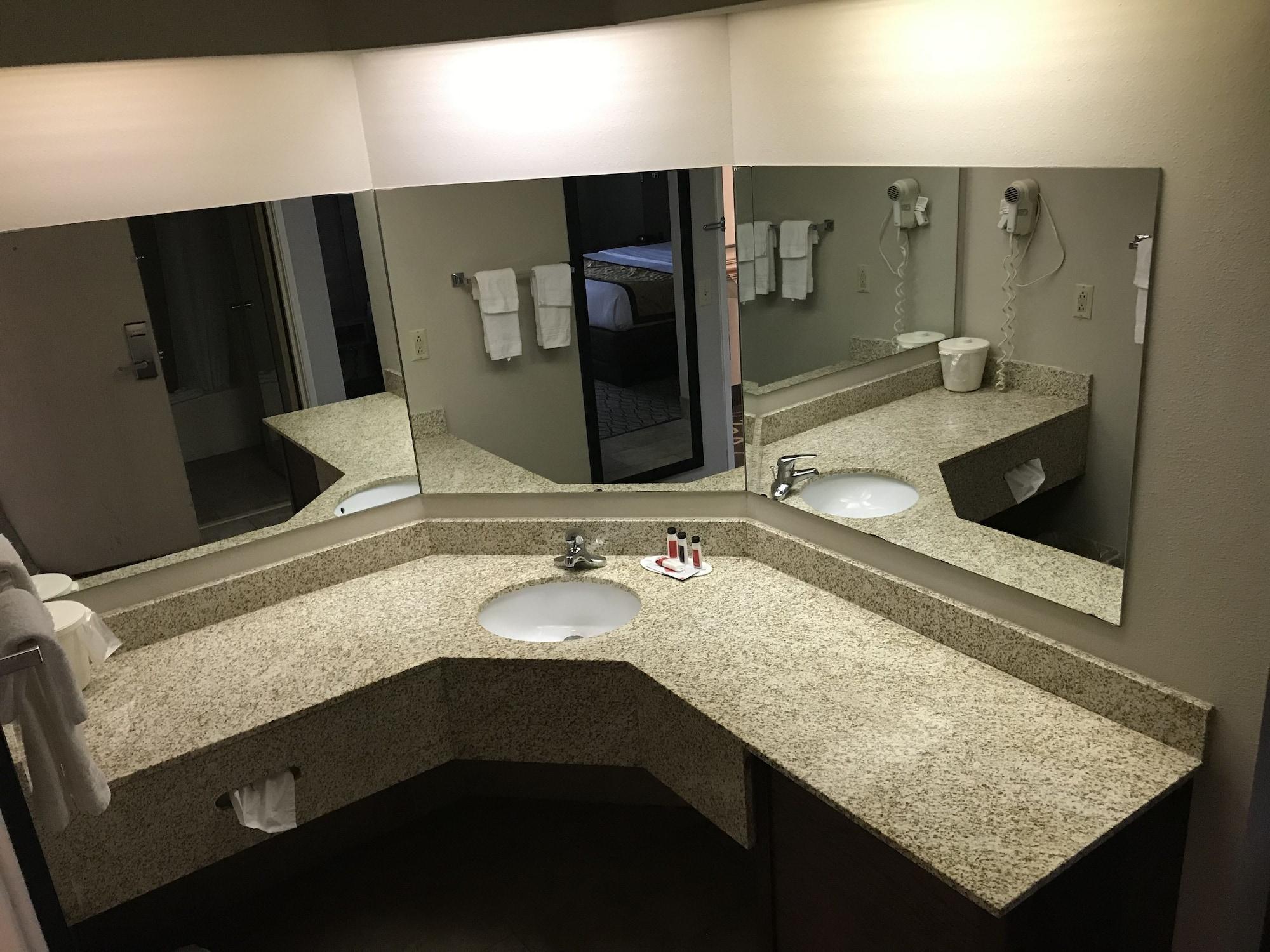 Hotel Baymont By Wyndham Airport Grand Rapids