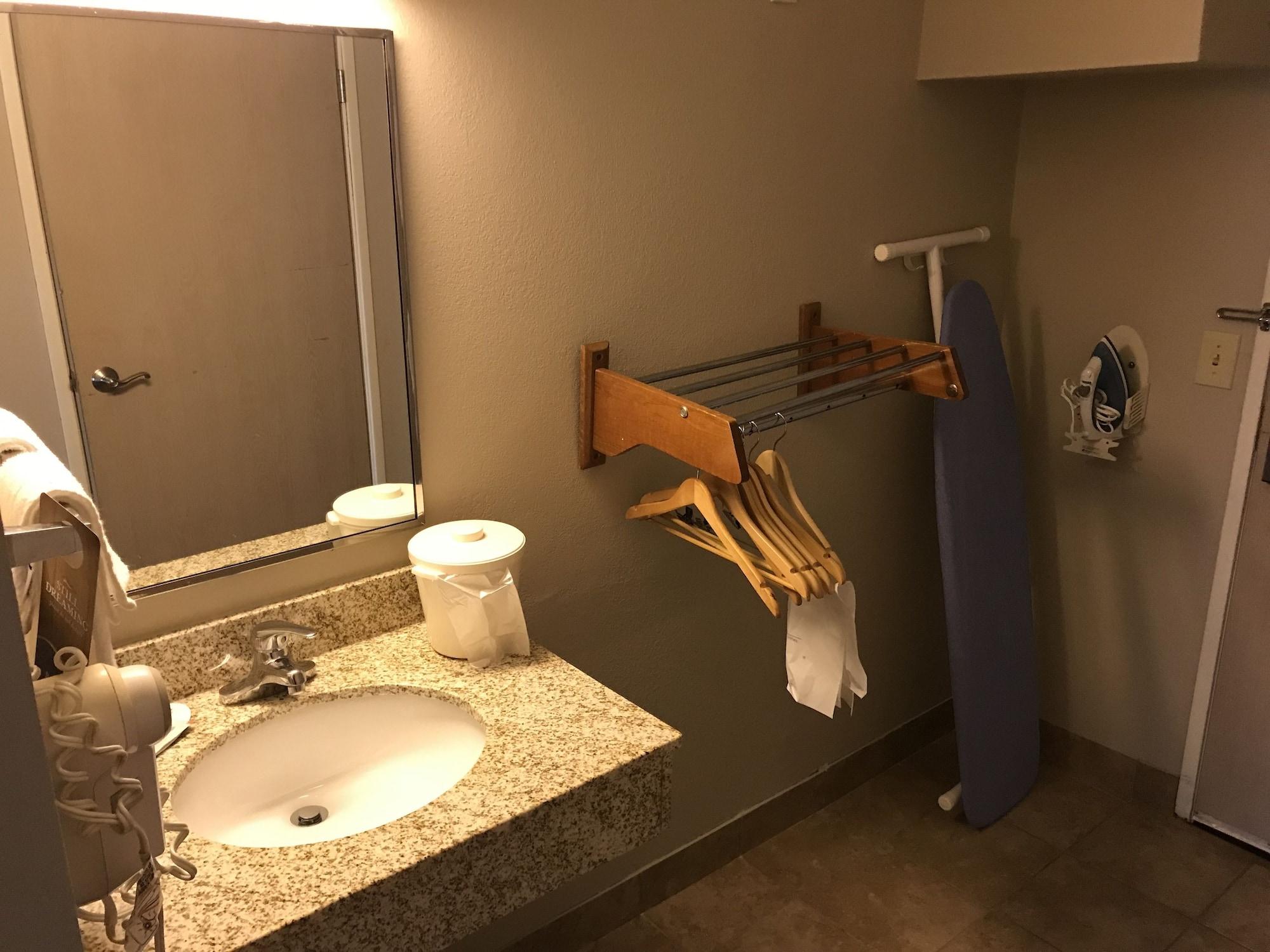 Baymont By Wyndham Airport Hotel 2*