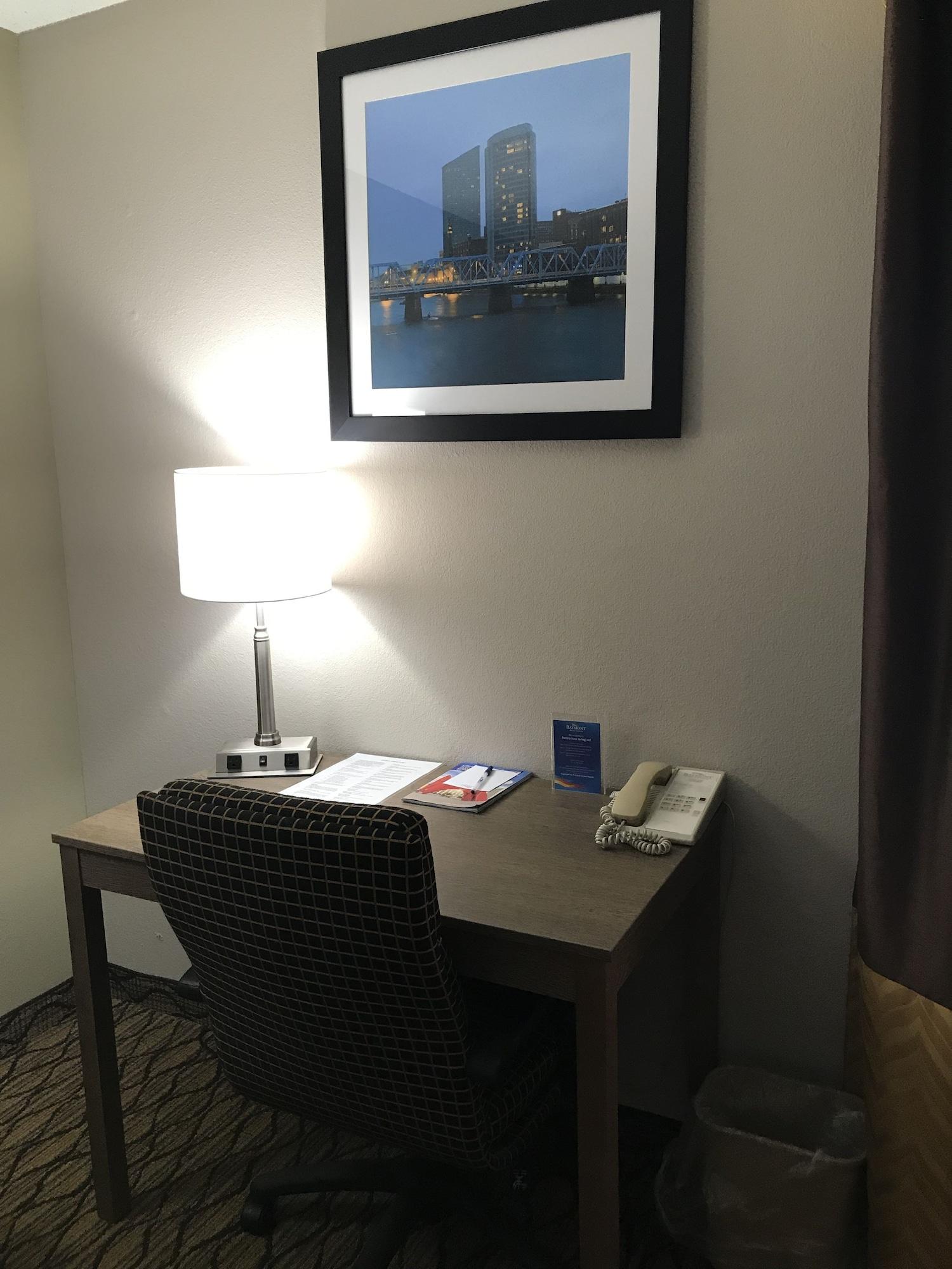 Baymont By Wyndham Airport 2*