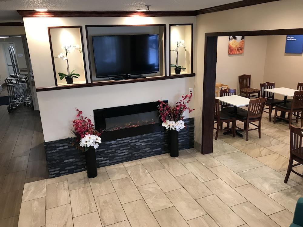 Baymont By Wyndham Airport 2*