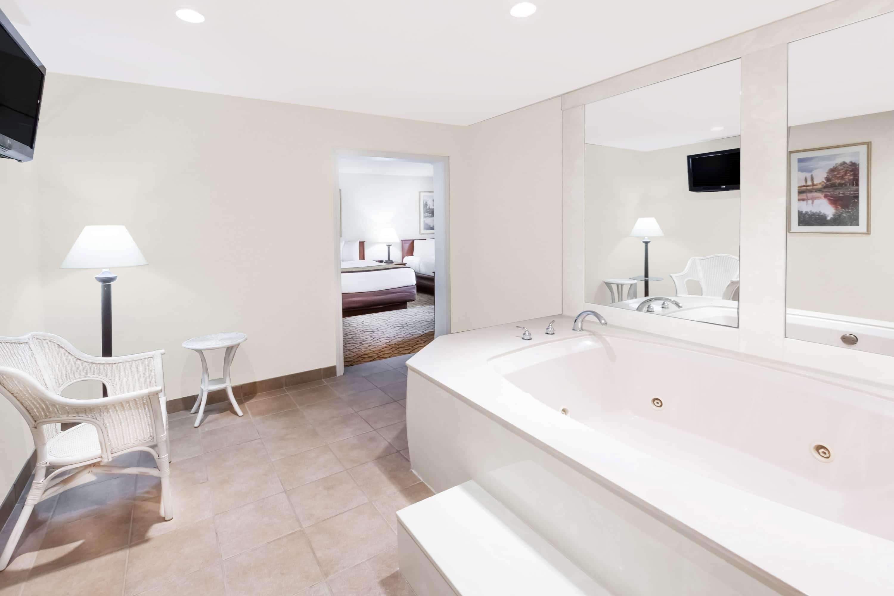 Hotel Baymont By Wyndham Airport
