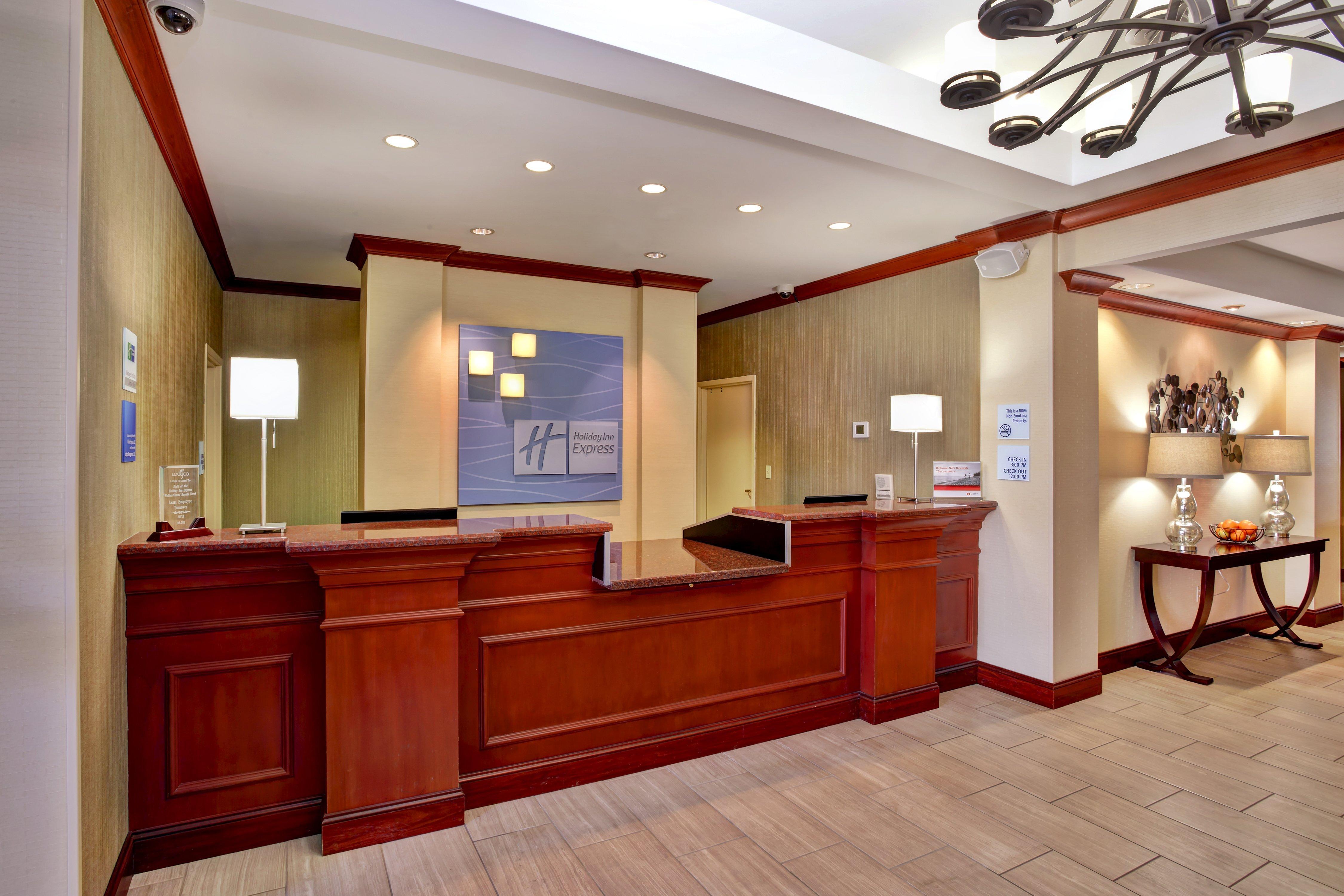Hotel Express & Grand Rapids-north By Ihg 2*