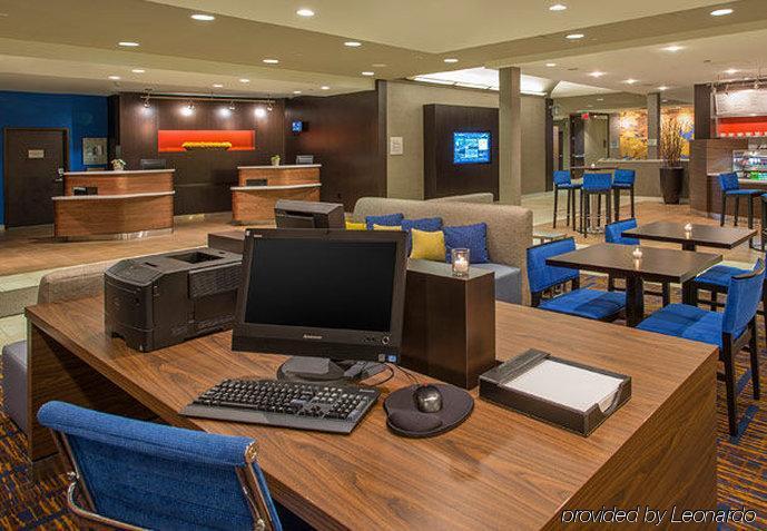 Courtyard Airport 3*