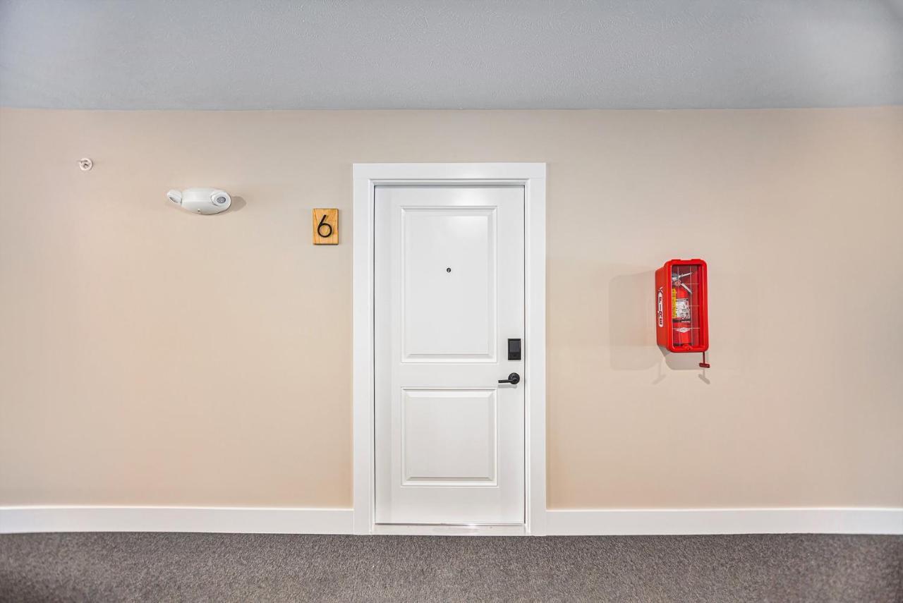 Upscale Abode - Brand New Corporate Downtown Apartment