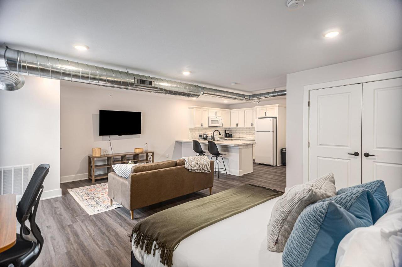 Apartment Upscale Abode - Brand New Corporate Downtown