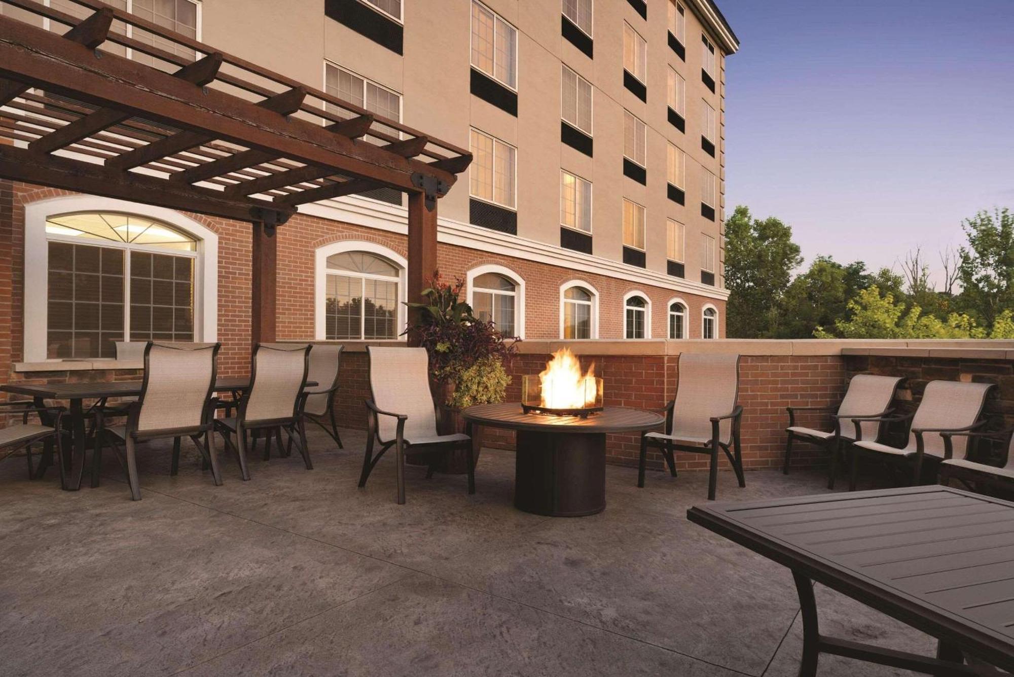 Hotel Country & By Radisson, East, Mi
