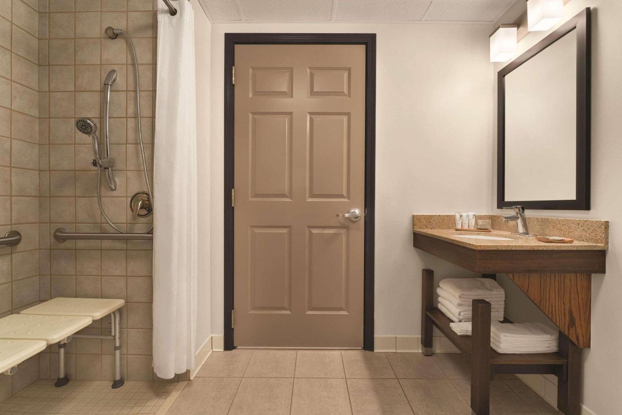 Country & By Radisson, East, Mi 2*