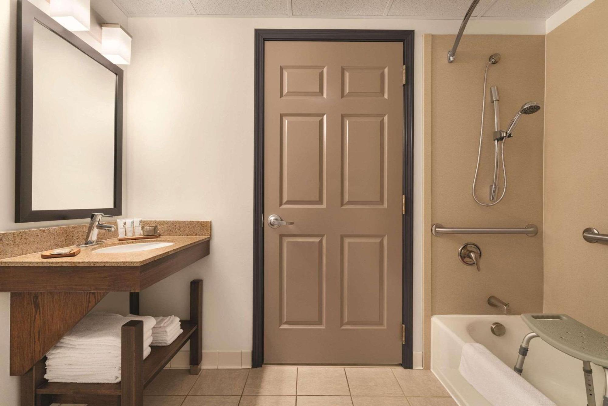 Country & By Radisson, East, Mi Grand Rapids