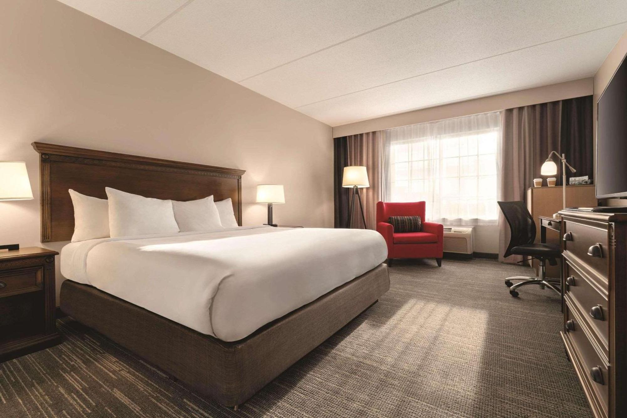 Hotel Country & By Radisson, East, Mi 2*