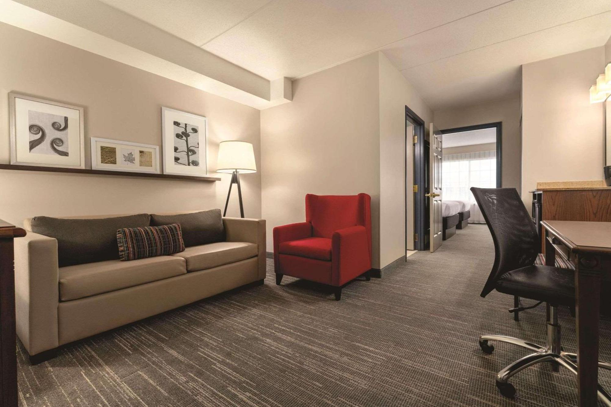 Hotel Country & By Radisson, East, Mi