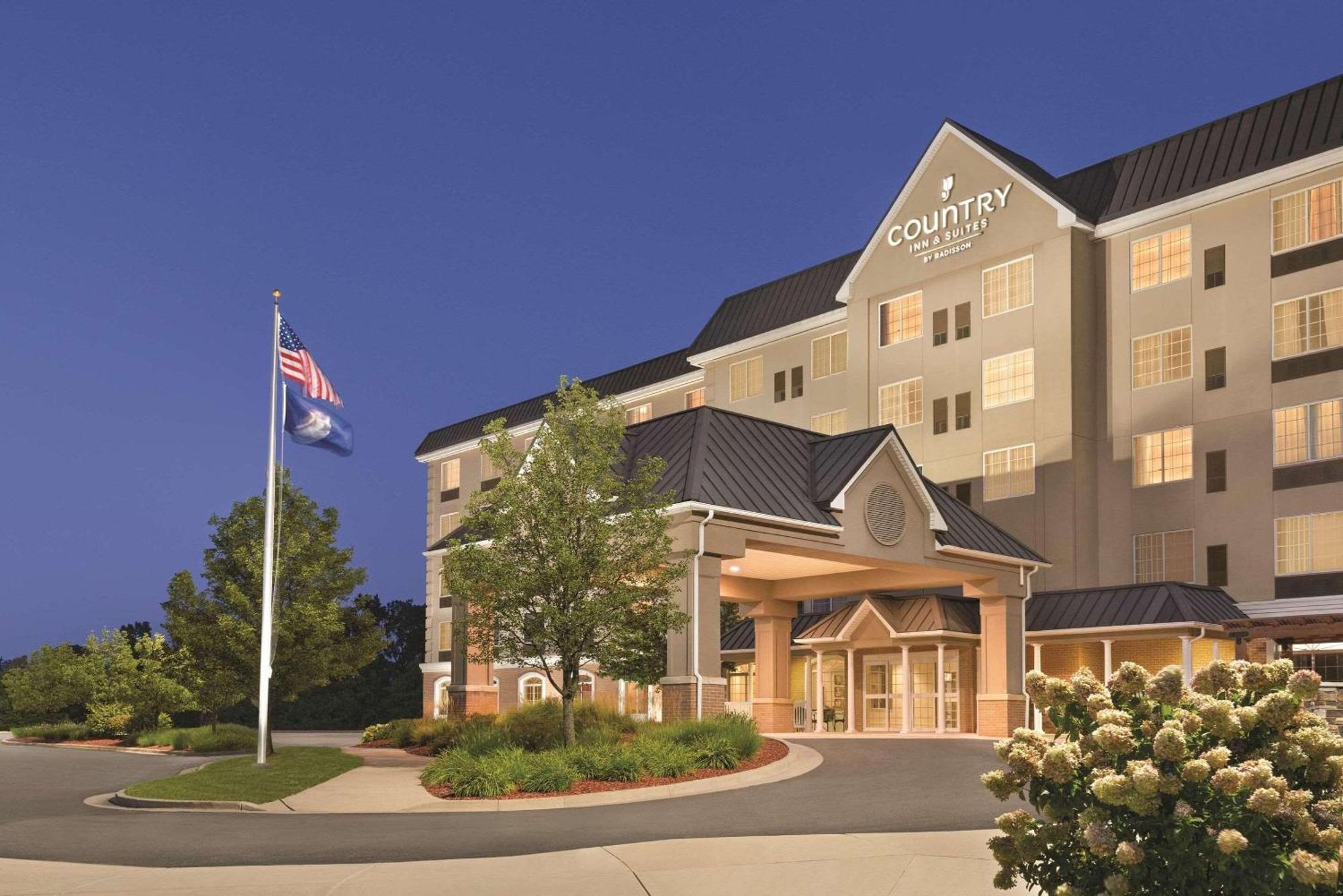 Country & By Radisson, East, Mi 2*