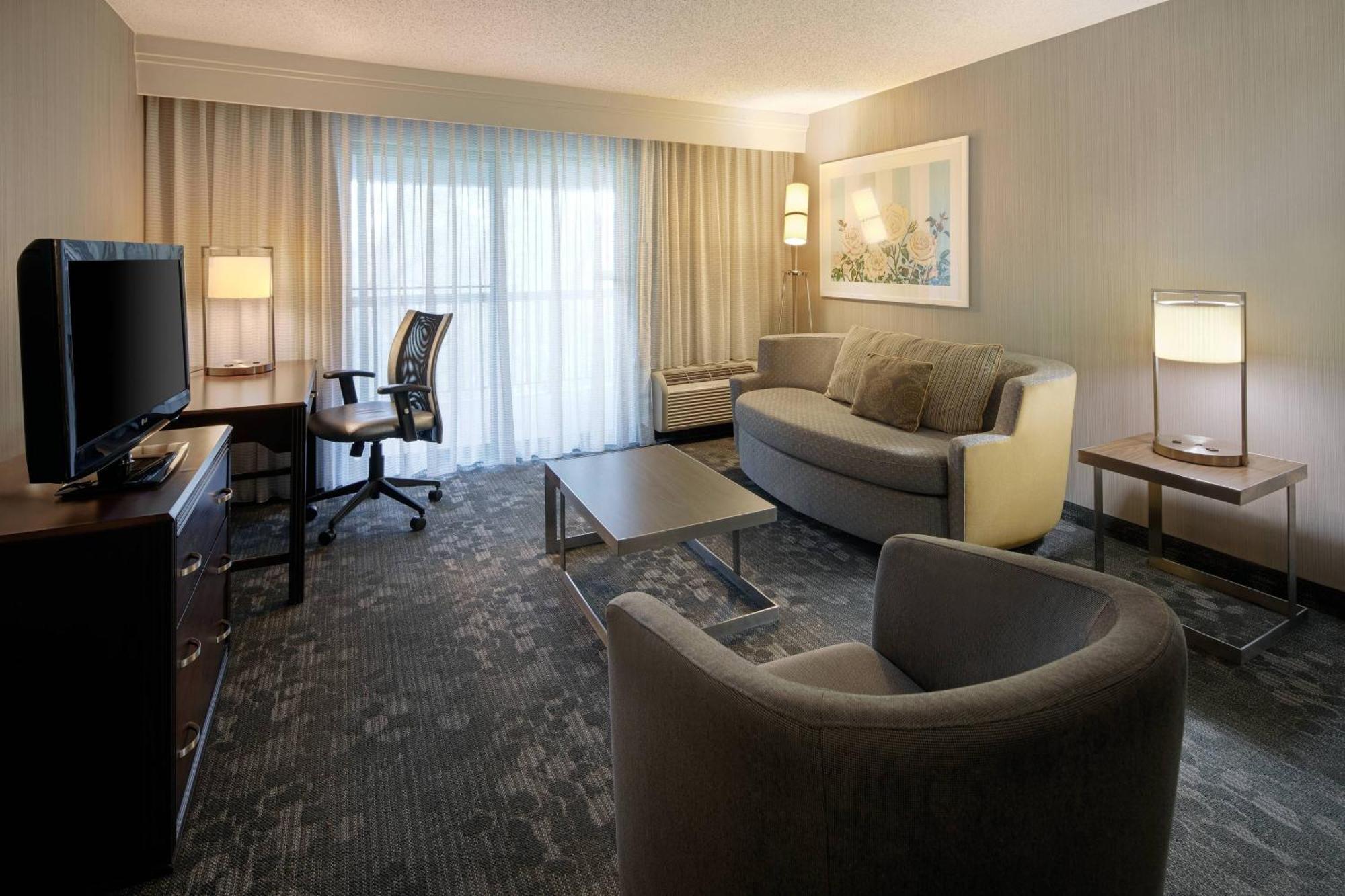 Courtyard Airport 3*