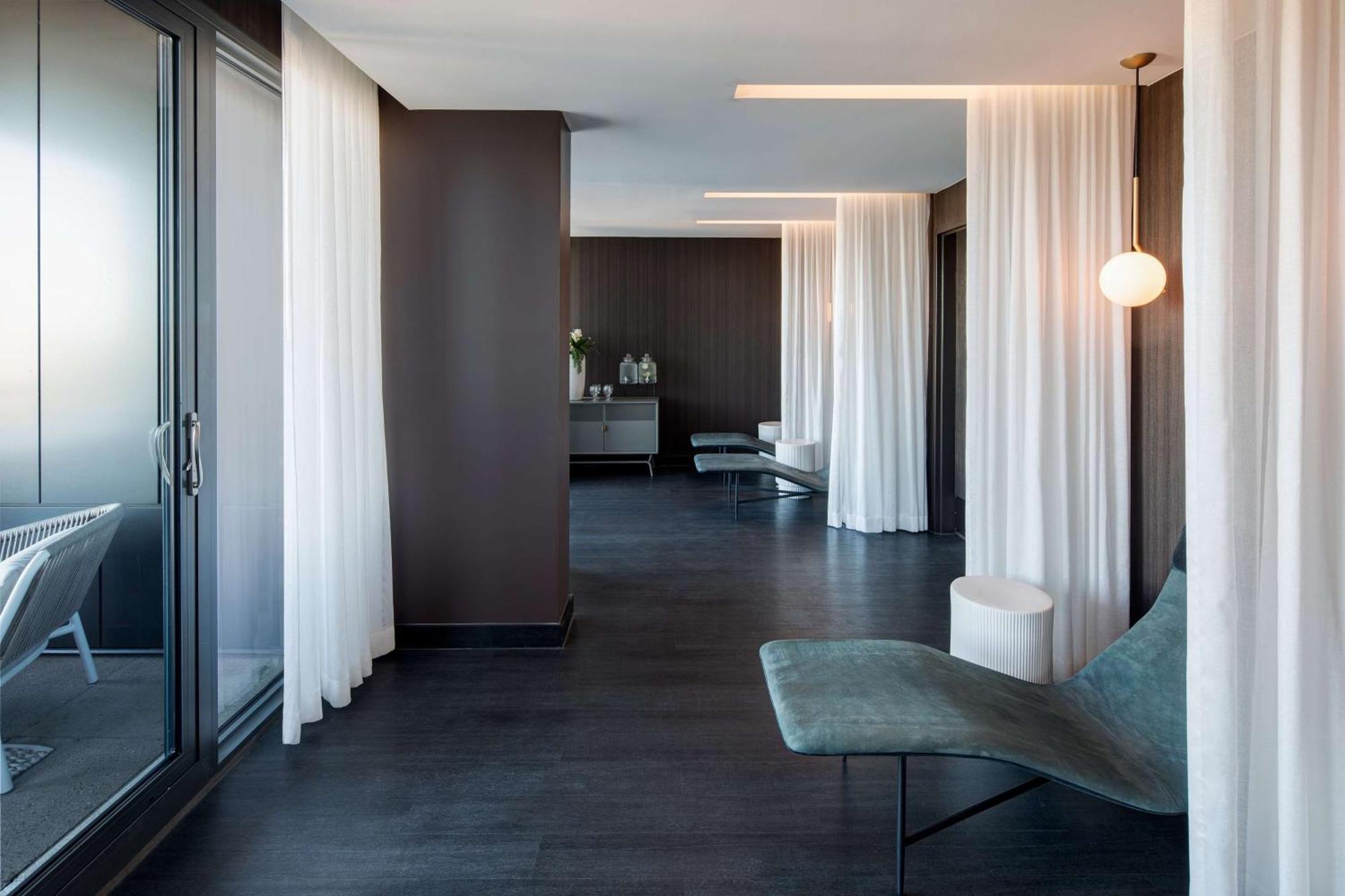 Amway Grand Plaza Hotel, Curio Collection By Hilton Hotel