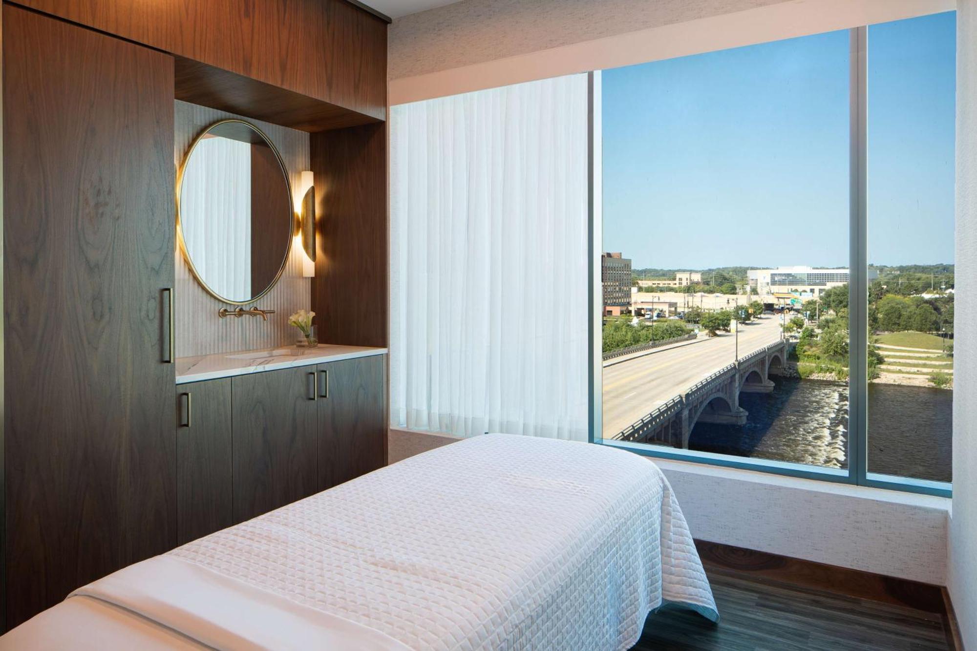 Amway Grand Plaza Hotel, Curio Collection By Hilton