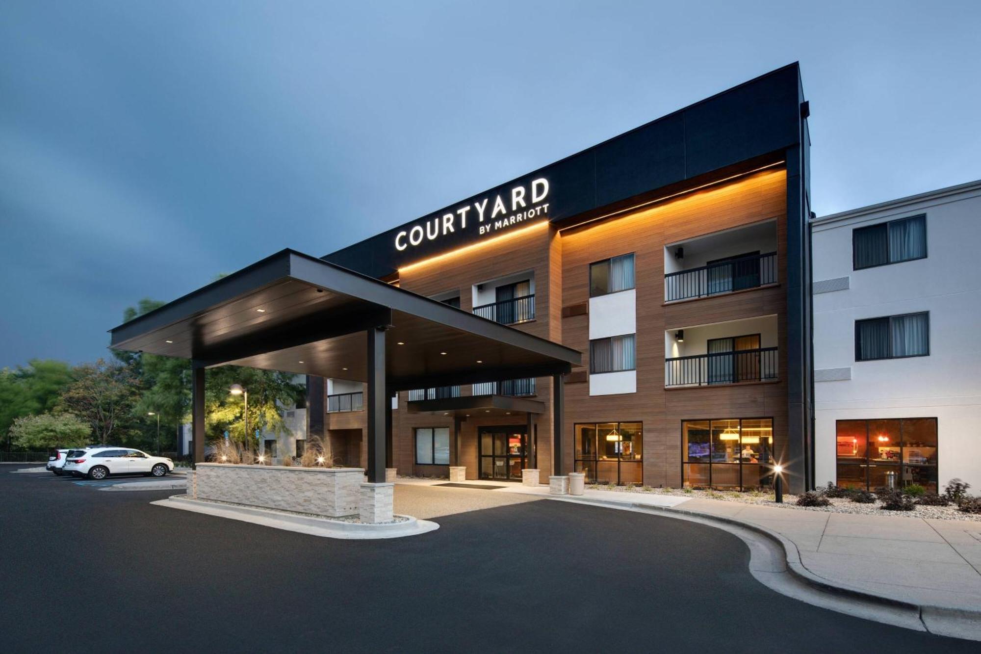 Courtyard Airport 3*