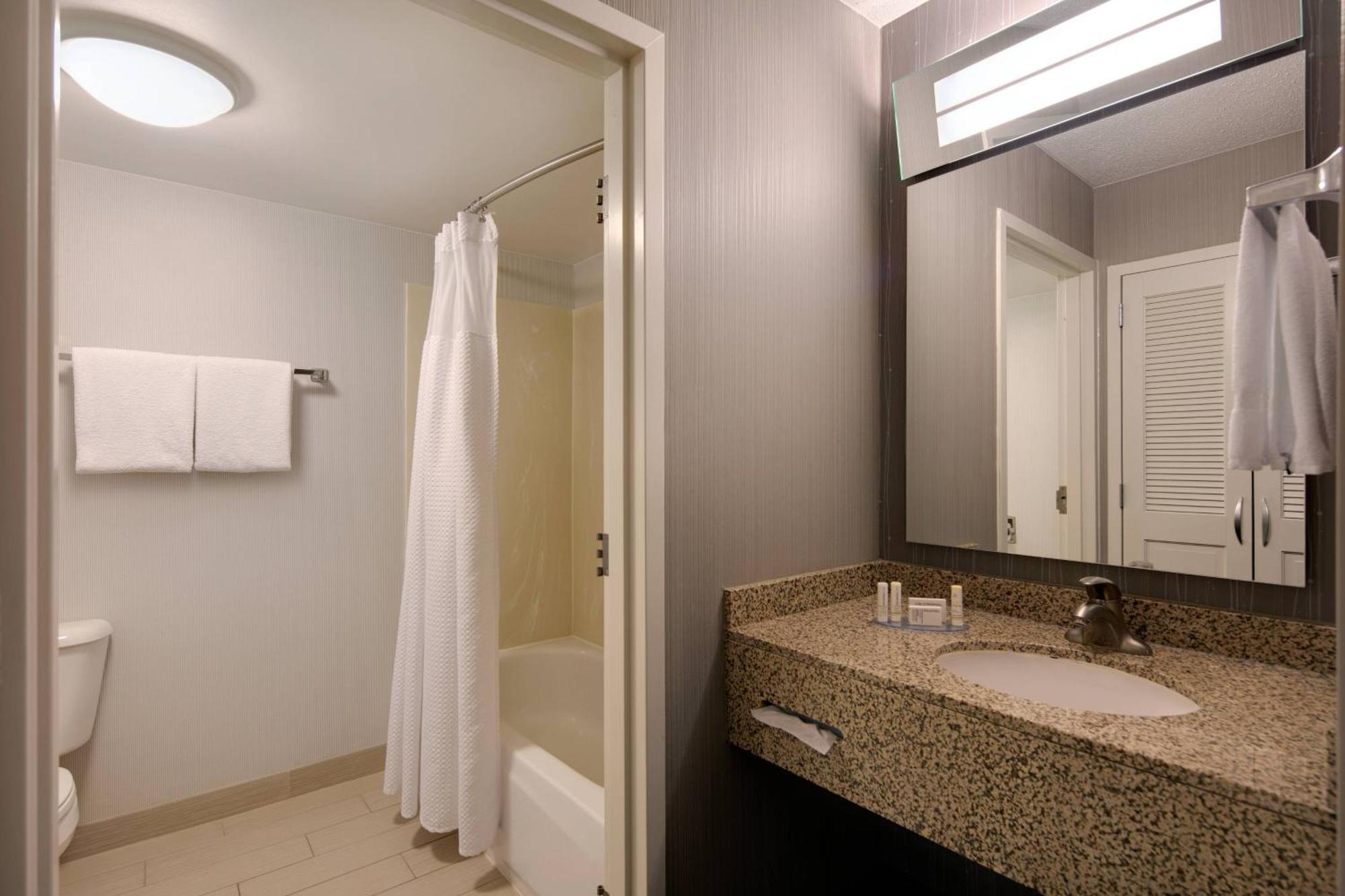 Courtyard Airport Hotel Grand Rapids