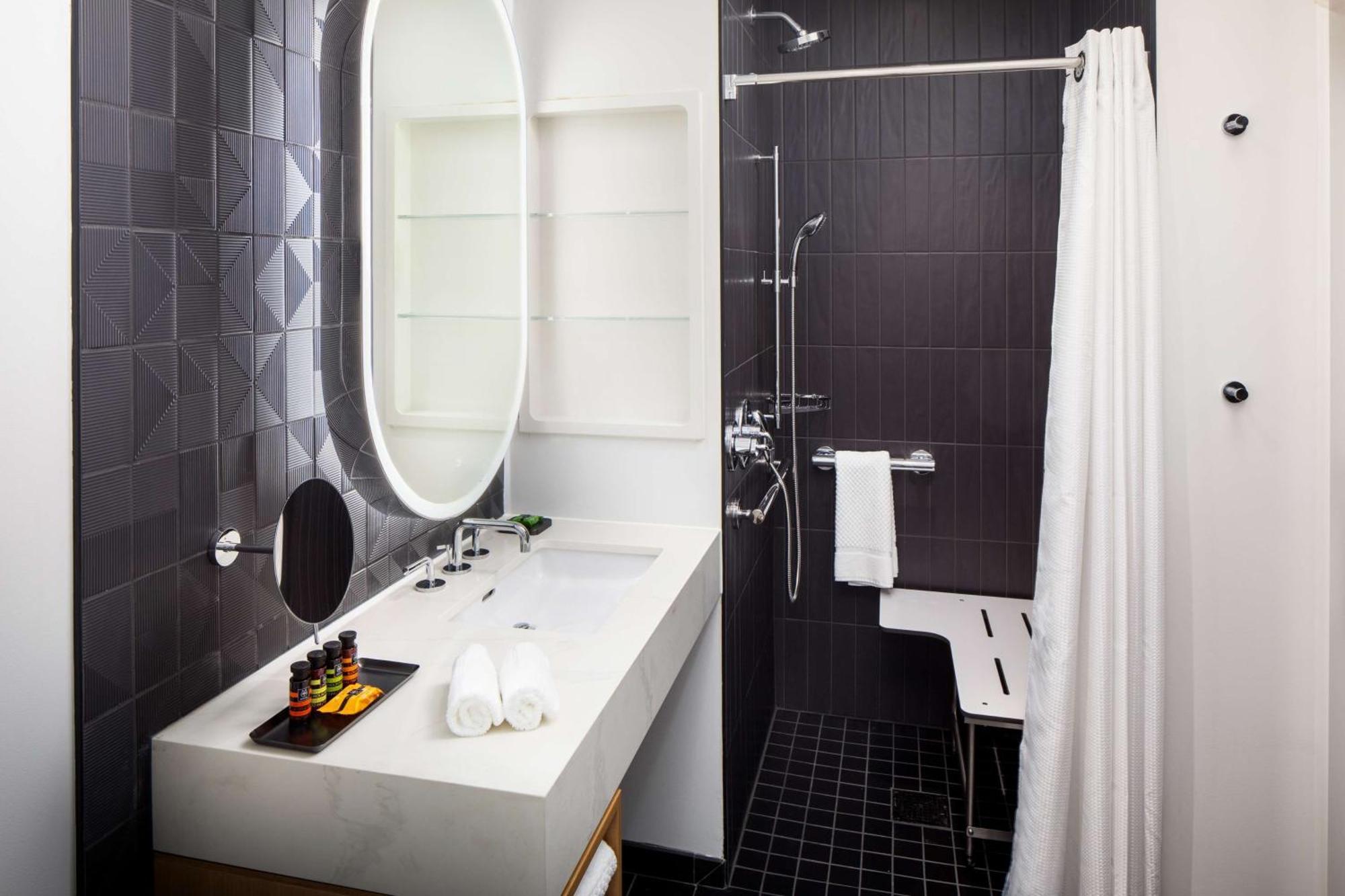 Hotel Canopy By Hilton Downtown 4*