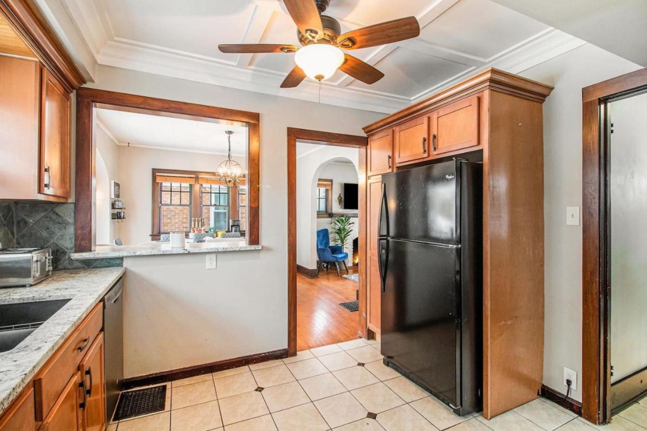 Downtown Gr Gem Sleeps 16 Gameroom Huge Backyard Holiday home *