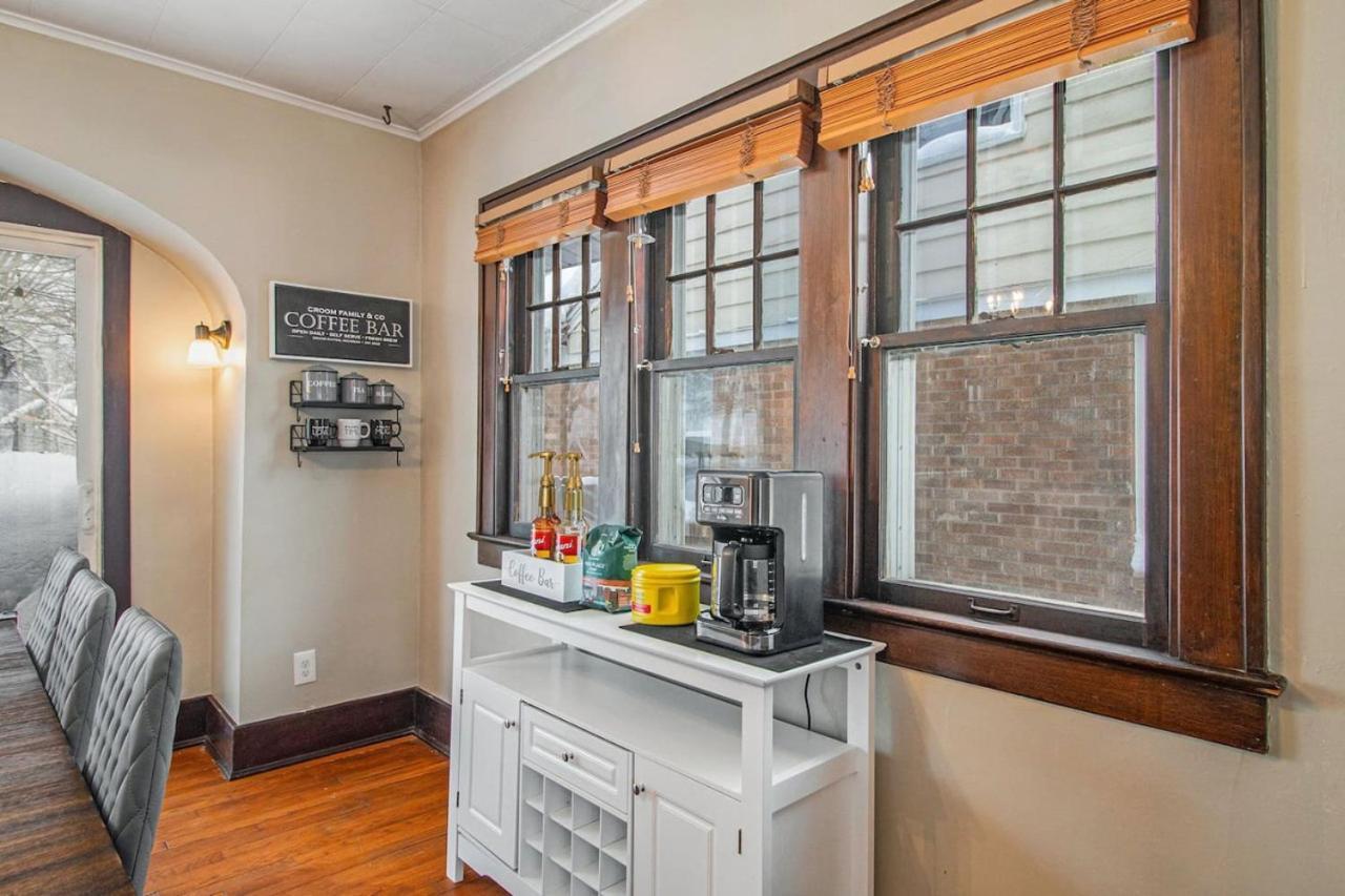 Downtown Gr Gem Sleeps 16 Gameroom Huge Backyard Holiday home