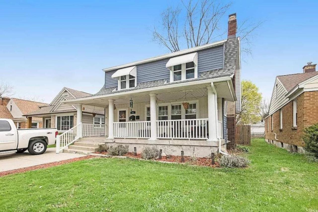 Downtown Gr Gem Sleeps 16 Gameroom Huge Backyard Holiday home *