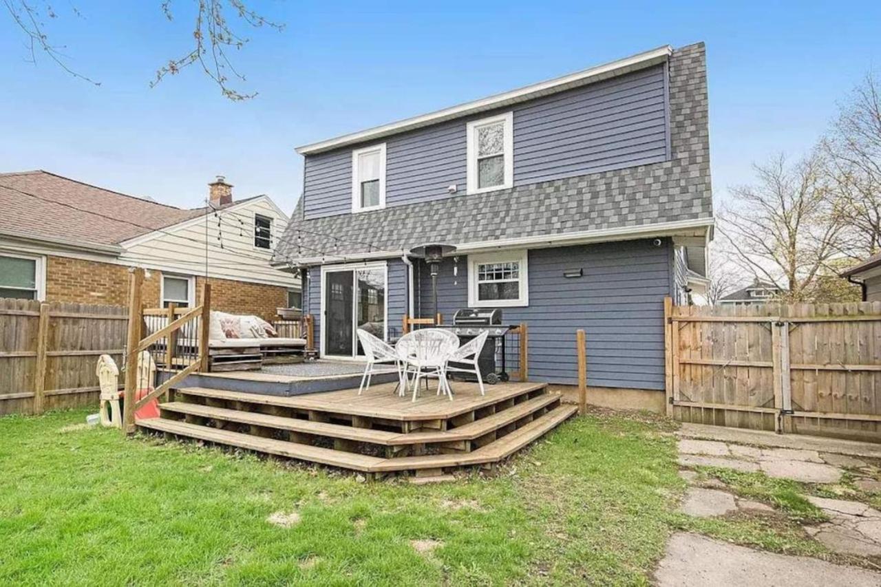 Downtown Gr Gem Sleeps 16 Gameroom Huge Backyard Holiday home