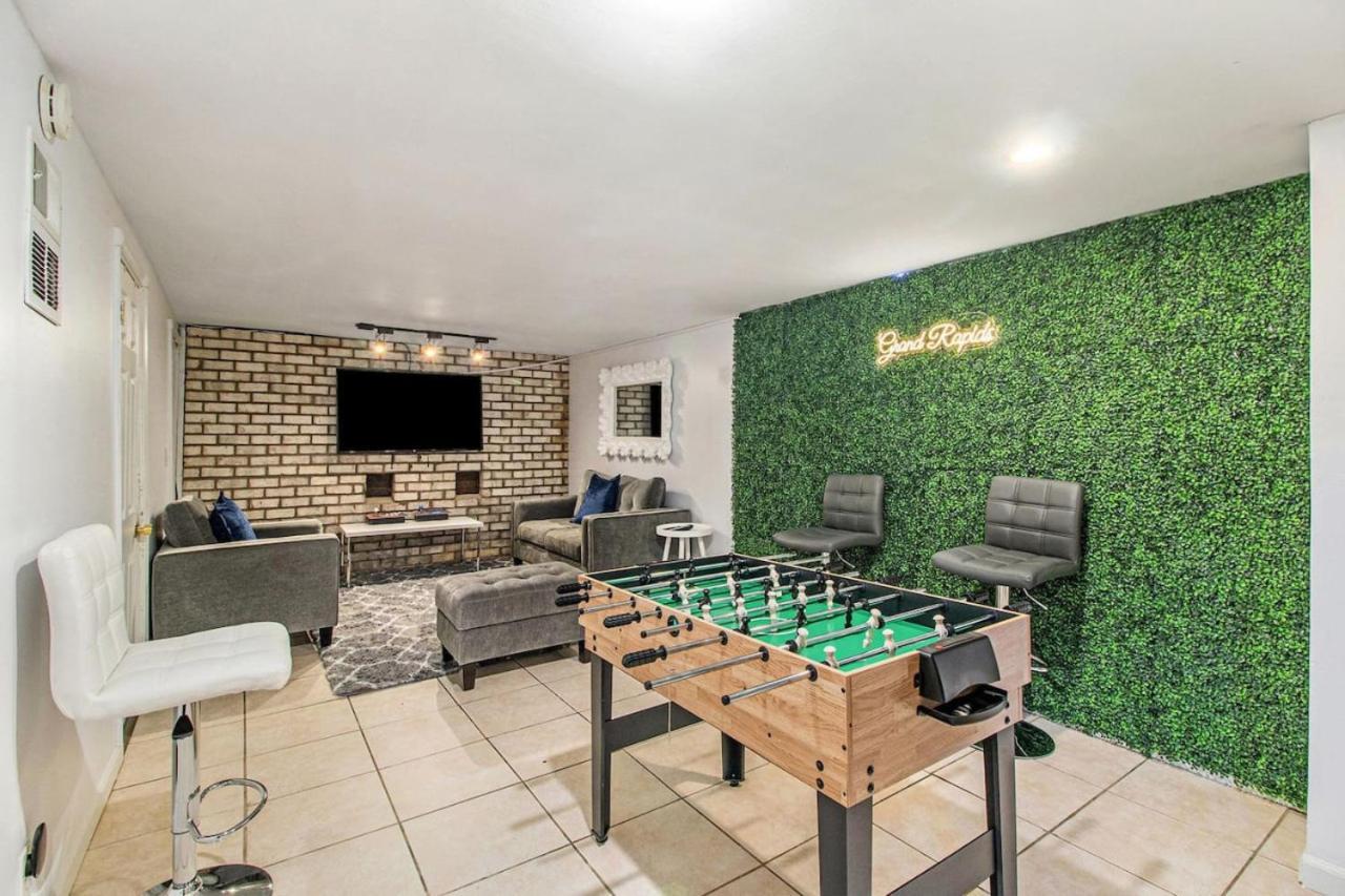 Holiday home Downtown Gr Gem Sleeps 16 Gameroom Huge Backyard *