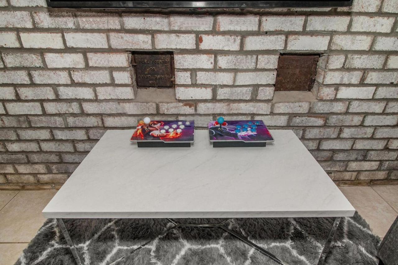 Downtown Gr Gem Sleeps 16 Gameroom Huge Backyard