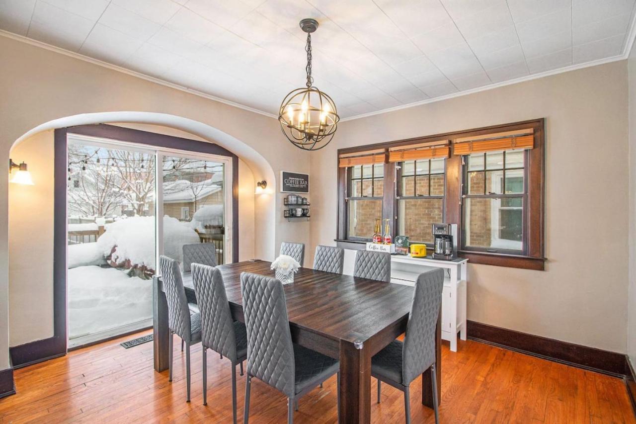 Downtown Gr Gem Sleeps 16 Gameroom Huge Backyard
