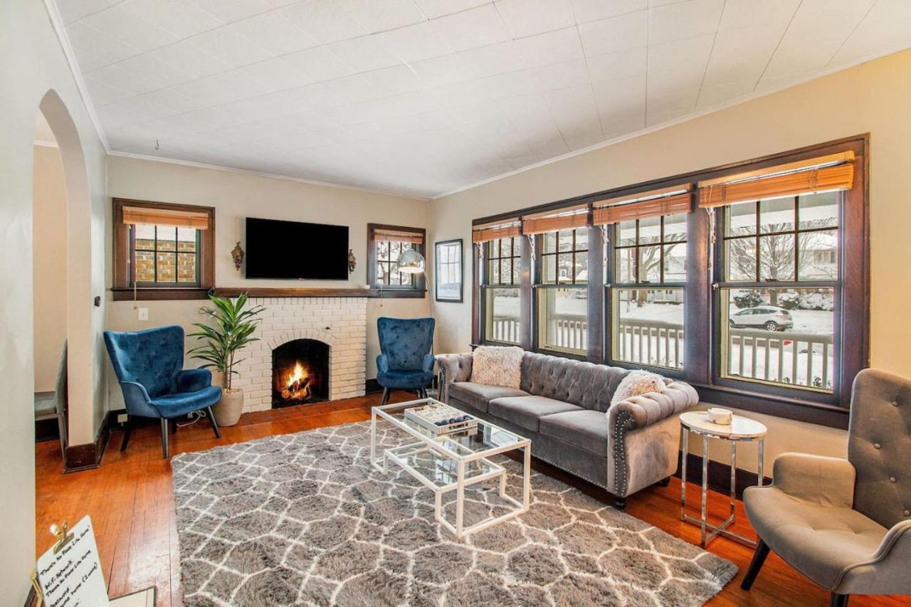 Downtown Gr Gem Sleeps 16 Gameroom Huge Backyard Holiday home