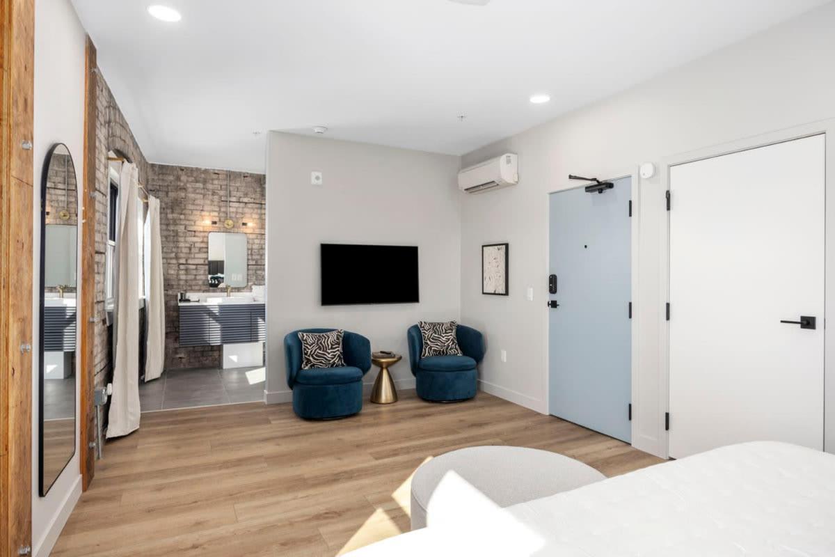 King With Walking Distance To Night Life Inn Grand Rapids